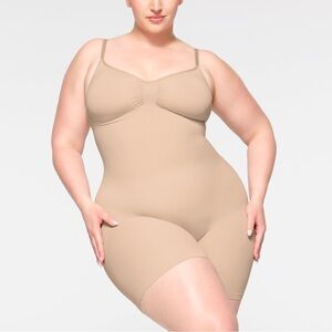 BUNDLE SKIMS SCULPTING BODYSUIT MID THIGH SHAPEWEAR + SKIMS LARGE POUCH